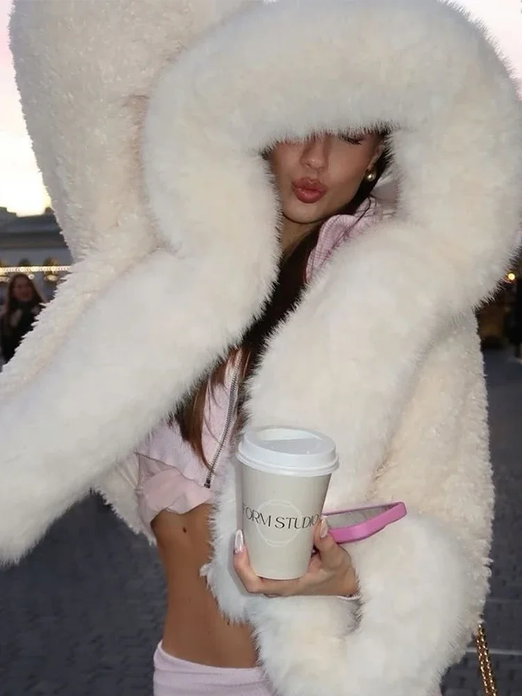 純白フェイクファーショートジャケット カジュアルラペル 長袖 ルーズ 厚手 フード付きジャケット 2025 レディース 冬 ストリートウェア 新スタイル