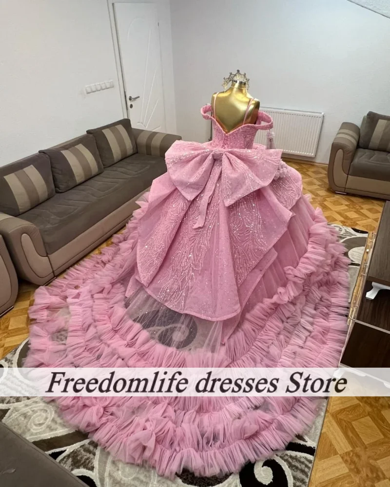 Robes De Quinceanera rose délicates, épaules dénudées, volants à plusieurs niveaux, appliques De perles, robes De bal, personnalisées, 15 ans, 2025