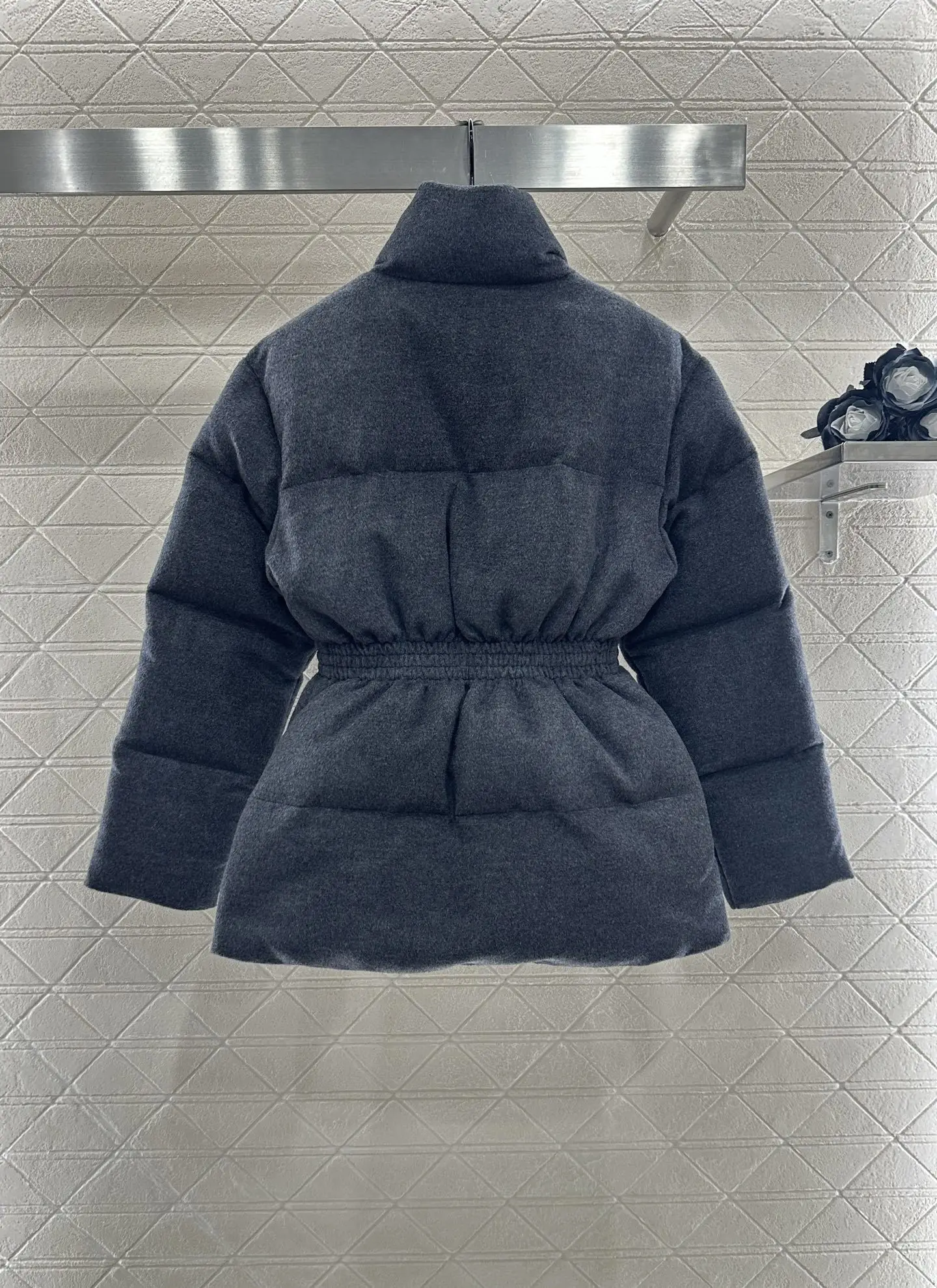 冬の新しいエレガントなスタイルのスタンドカラー、ベルト付き、ウエストシェイプのウールダウンジャケット、婦人服