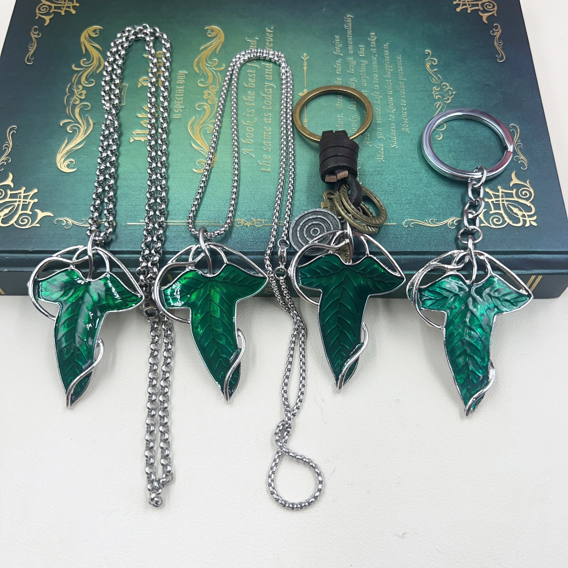 elfo-foglie-verdi-di-lorien-portachiavi-tolkien-galadriel-legolas-frodo-baggins-aragorn-albero-collana-smaltata-film-gioielli-all'ingrosso