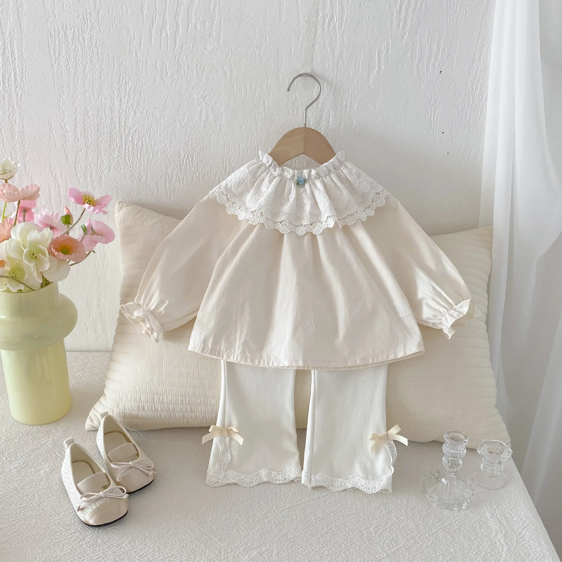 ‌ بلوزة قطنية للفتيات لخريف 2025 مع ياقة بيتر بان من الدانتيل للأطفال الصغار من عمر 1 إلى 8 سنوات قميص مكشكش مزهّر عتيق للأطفال الصغار