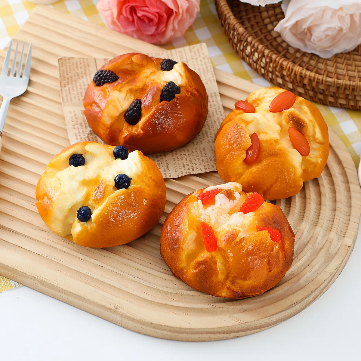 

Artificial Bread Fake Food Fruit Treeberry Cake Model Elastic Bakery Shop Display Props Home Decor Decorations