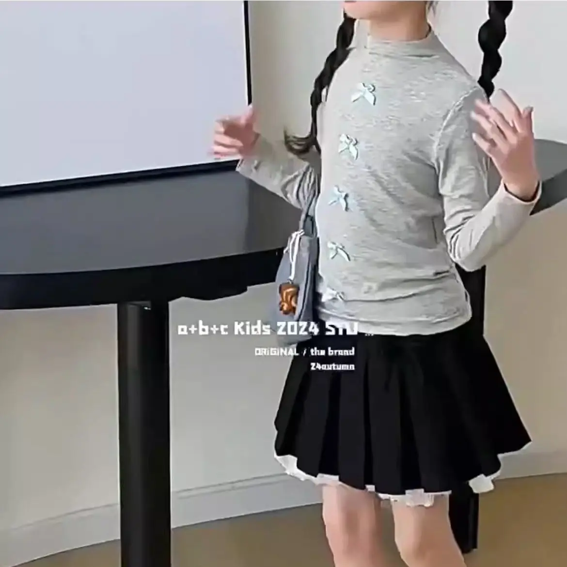 2026 New Stylish Fashion Autumn Wear Childrens Wear Skirt Korean Bow Knot Pleated Girls Outerwear Short Skirt