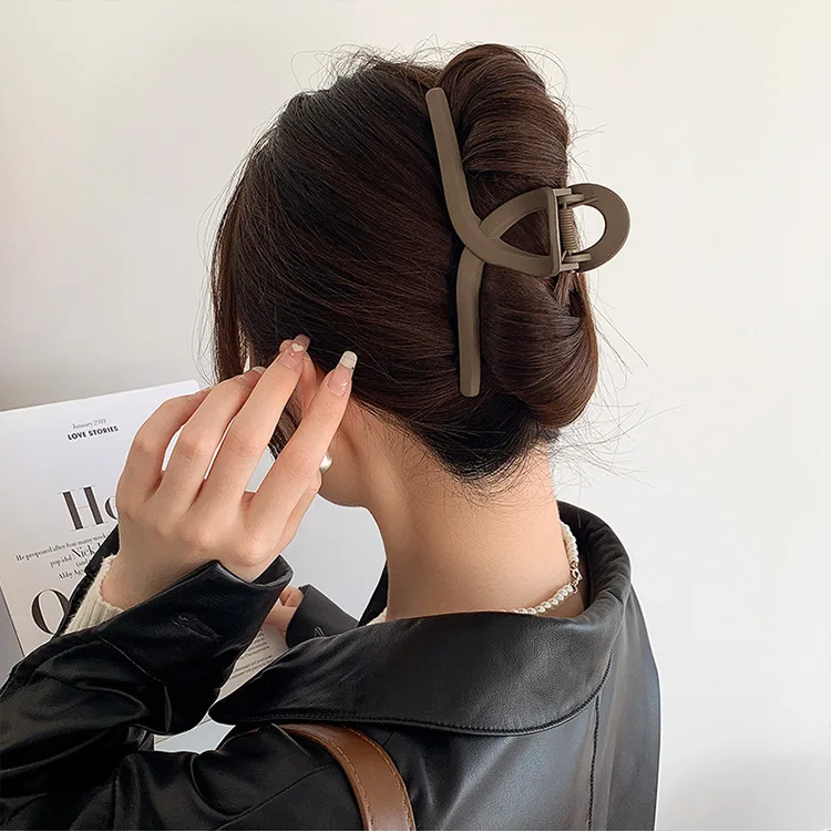

Women's Large Matte Hair Clip, Summer Style, Shark Clip, Elegant Hair Accessory, Fashionable Hair Decoration