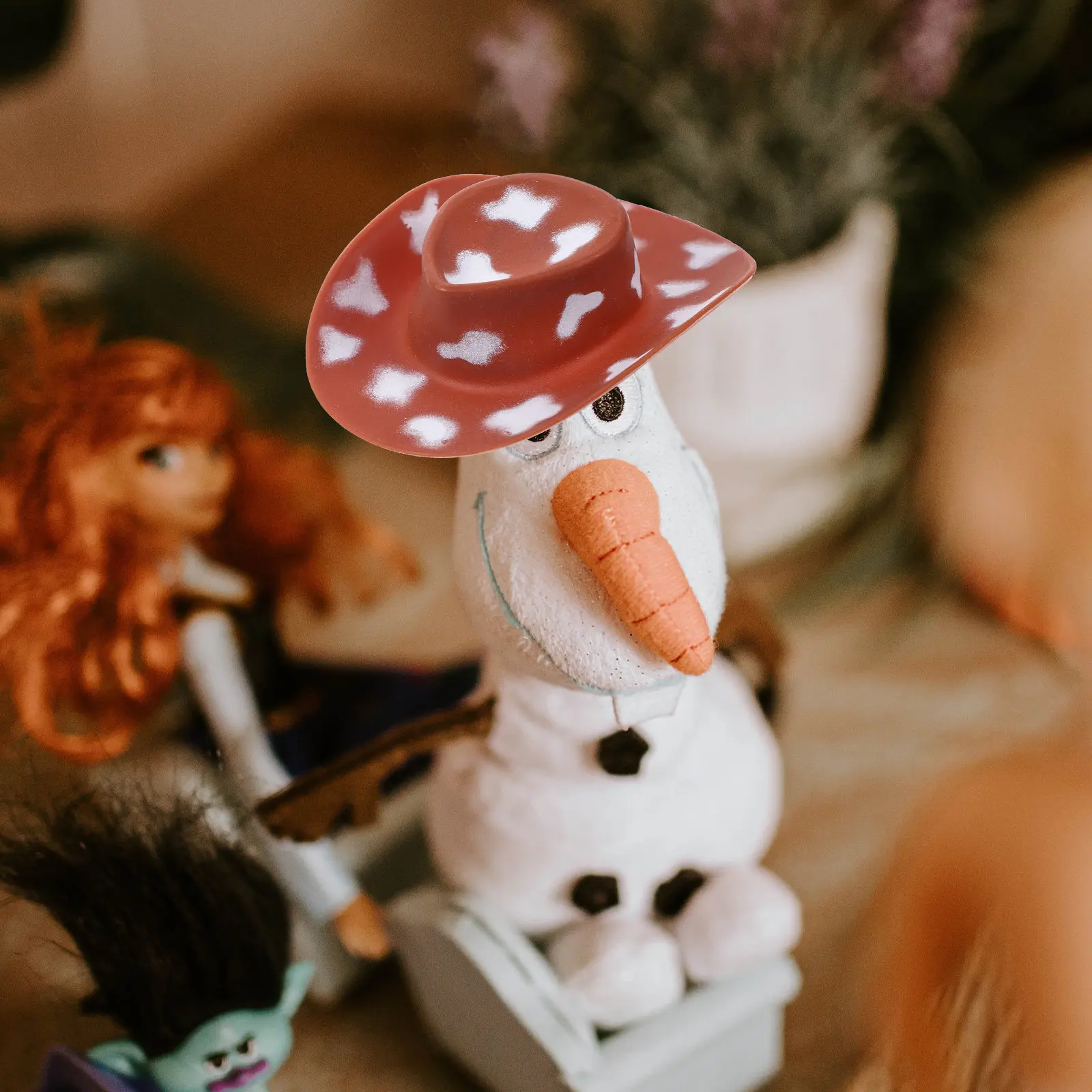 

10 миниатюрных ковбойских шляпок, маленькие пластиковые мини-шляпки в стиле вестерн для DIY-вечеринок, крошечные аксессуары для рукоделия и декора