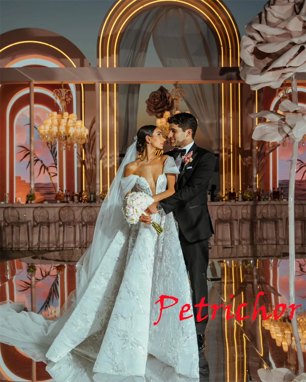 Customized White Organza Wedding Dress Temperament Strapless Off the Shoulder Bridal Gowns Chapel Train Open Back Dresses