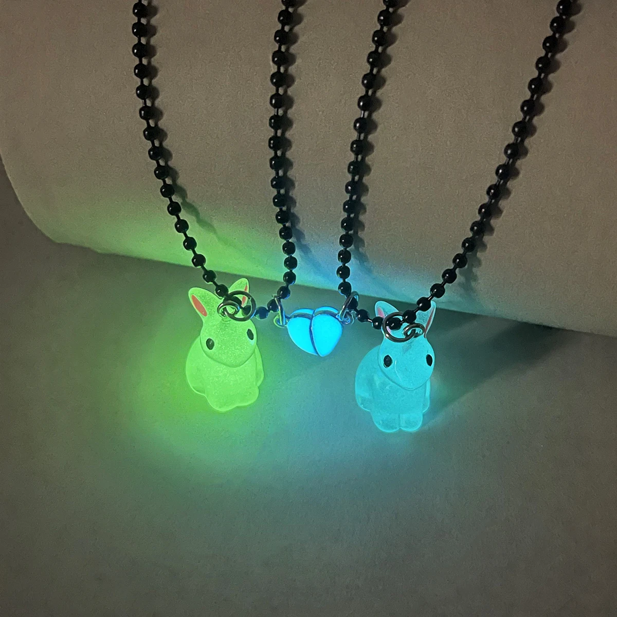 Corazón luminoso, conejo blanco azul luminoso, cadena de cuentas negras, collar de pareja, joyería que brilla en la oscuridad para compañeros