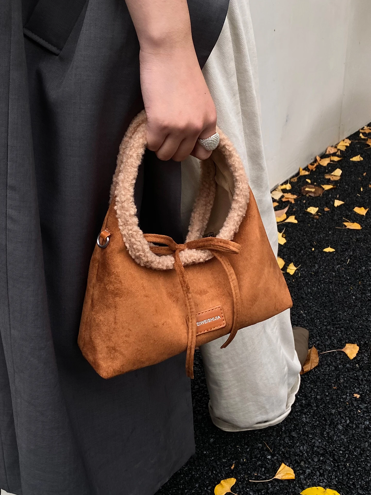 

Замшевая меховая сумка в стиле ретро, женская сумка через плечо, матовая текстура, маленькая квадратная сумка, зимняя модная трендовая сумка, сумка на одно плечо