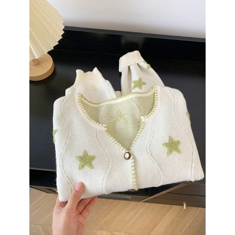 เสื้อสเวตเตอร์ผู้หญิงลายดาวห้าแฉกแบบฝรั่งเศส ผ้าถัก คอวี แขนยาว ทรงหลวม สวมใส่สบาย เหมาะสำหรับฤดูใบไม้ผลิและฤดูใบไม้ร่วง ดีไซน์หรูหรา ติดกระดุมแถวเดียว