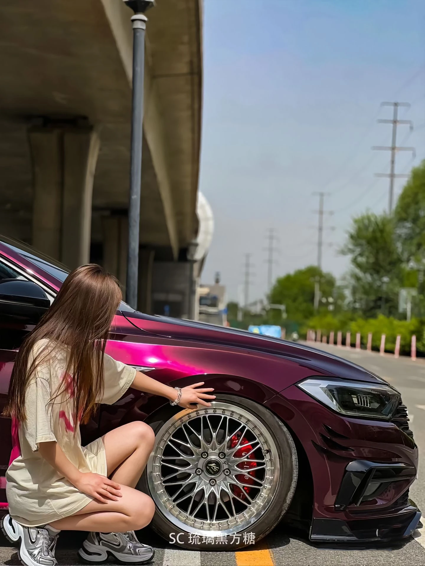 

Glossy Metallic PET Automotive Wrap Film DIY Car Wrap Black Red with Installation Guide for Vehicle Body Decoration