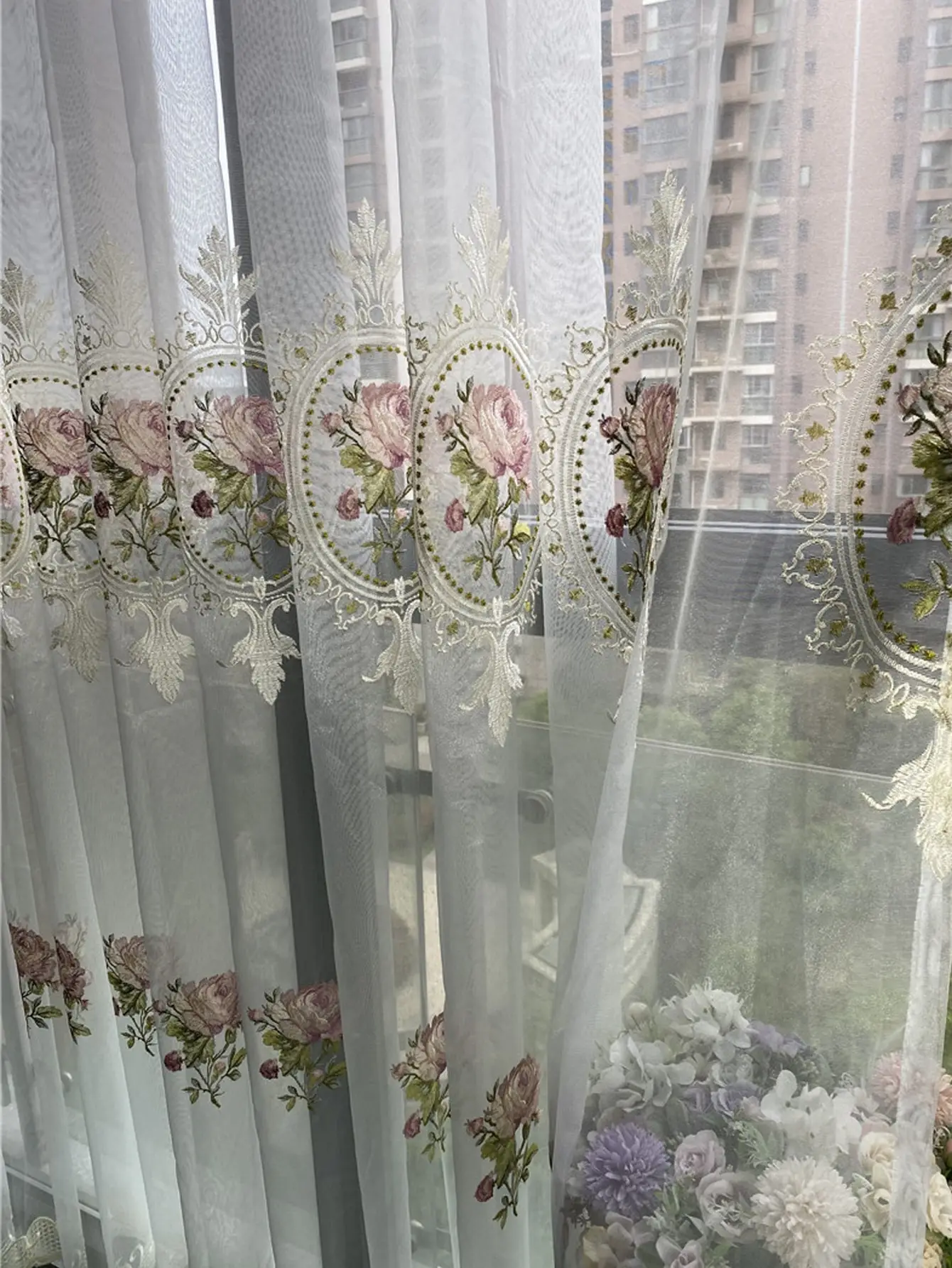 Amerikanischer Luxus-Tüll-Vorhang mit Pfingstrosen-Stickerei für Wohnzimmer, europäische elegante Blumenstickerei, transparente Voile-Vorhänge für Schlafzimmer