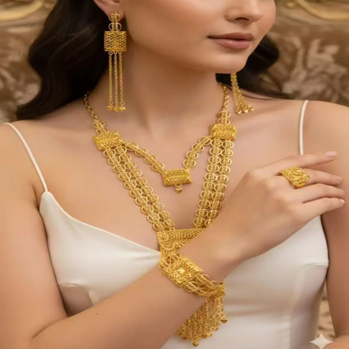 

Новый модный набор украшений из Дубая: позолоченные 24-каратным золотом ожерелье, серьги, кольца, браслеты — изысканный комплект для помолвки и вечеринок для влюбленных.