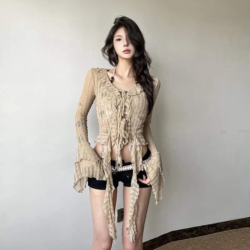 秋の新作イレギュラーなスリムフィットトップス、ラッフルエッジサスペンダードレス、透かし彫りハーフスカートの3点セット、エレガントなレディーススカート