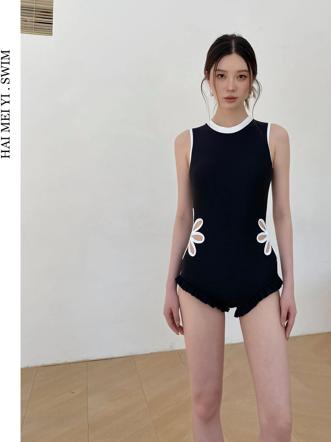 2026 New Women's One-Piece Swimsuit Conservative Belly Covering Small Chest Slimming Hot Spring Vacation Swimming Suit