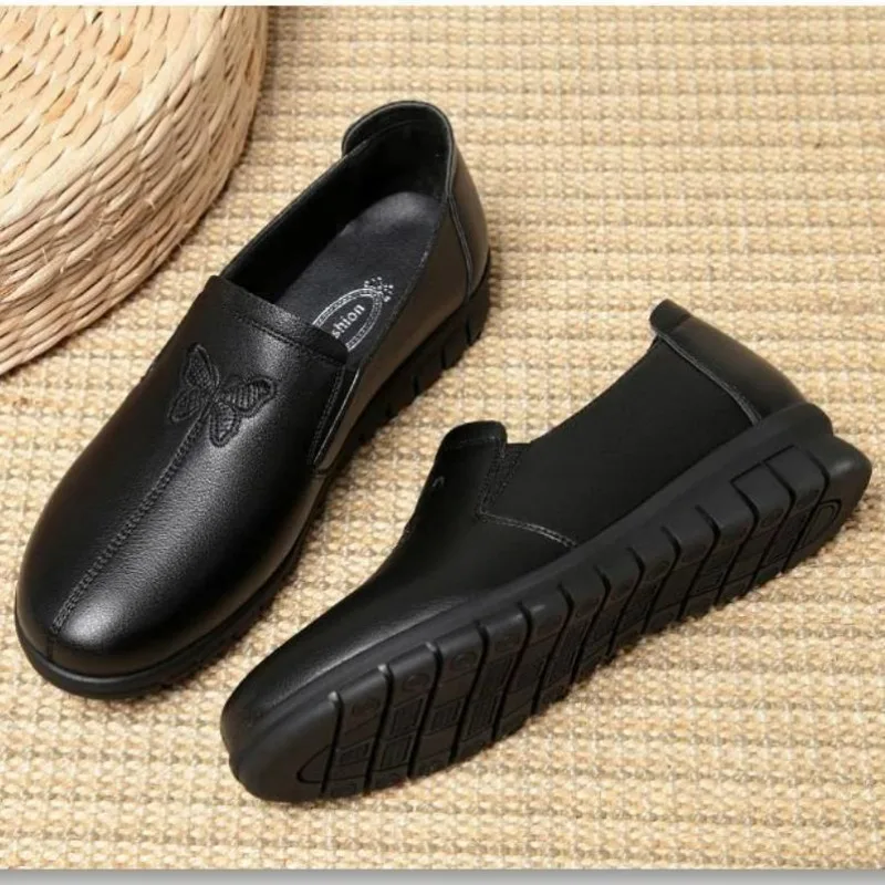 New Soft Soled Mother Black Single Shoes Leather Non-slip Casual Comfortable Middle-aged Ladies Flat Shoes Ladies Shoes