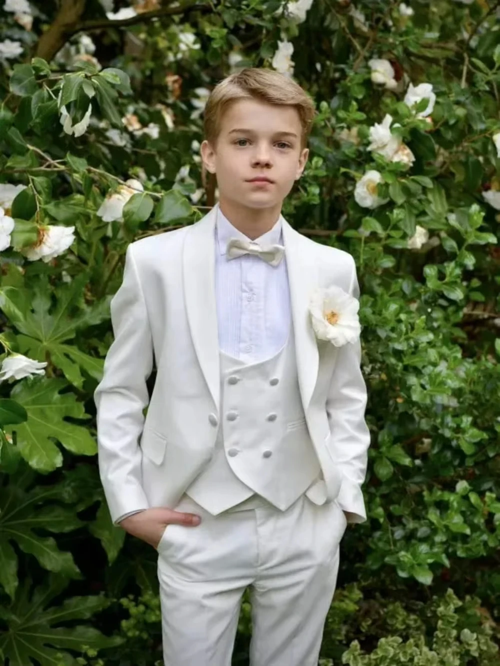 

Новый белый детский костюм-тройка 2026 года: пиджак, жилет, брюки. Идеально для дня рождения, торжественных мероприятий, свадеб. Элегантный смокинг с отложным воротником для мальчиков.