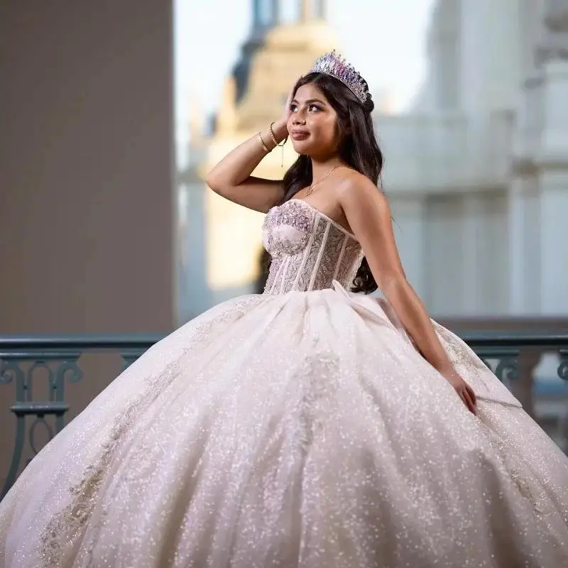 فساتين Quinceanera لامعة على شكل كرة الأميرة باللون العاجي مزينة بالدانتيل والخرز الكريستالي بفيونكة تول لحفلات أعياد الميلاد فيستدوس دي 15 أنوس