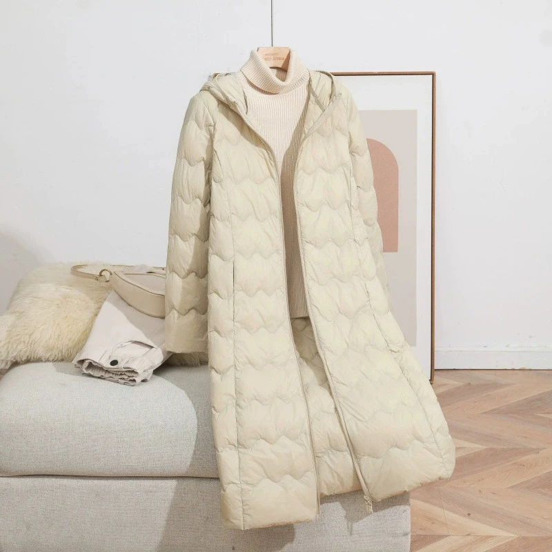 เสื้อแจ็คเก็ตยาวผู้หญิงรุ่นใหม่ ปี 2026 น้ำหนักเบา บรรจุขนเป็ดขาว 90% มีฮู้ด แฟชั่นฤดูใบไม้ร่วง ฤดูหนาว คุณภาพสูง ทรงเข้ารูป