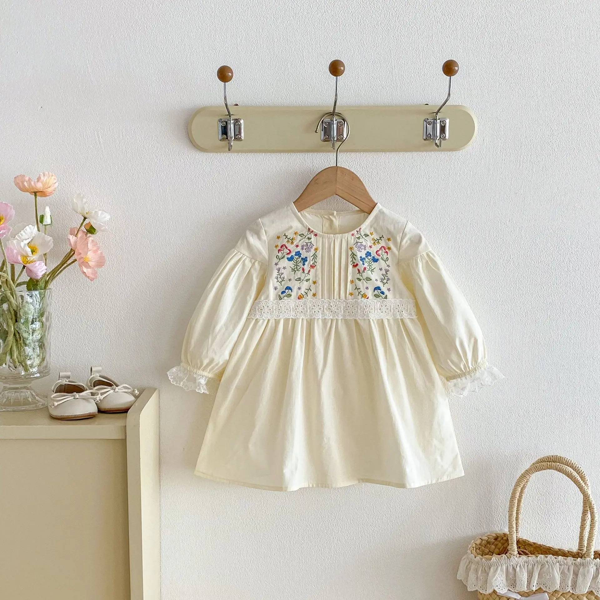 

2025 Autumn New Girls Dress Vintage Flower Embroidery Children Long Sleeve Casual Dress Baby Girl Princess Dress Kids Clothes