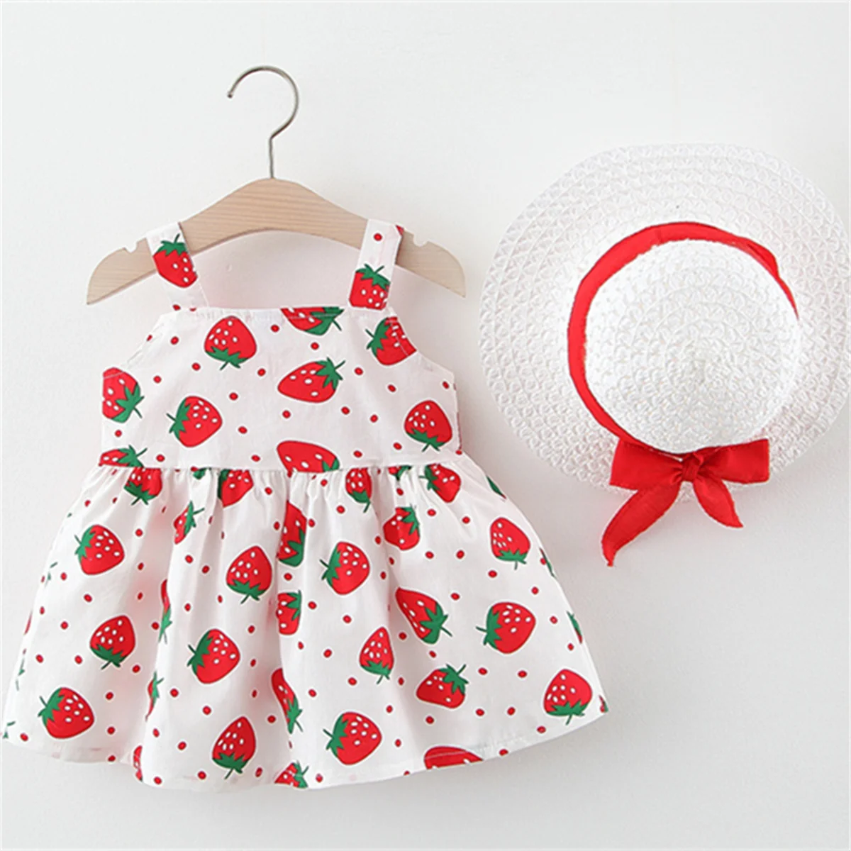 Summer Girls New Sling Dress Sweet Strawberry Big Bow Cotton Cloth Skirt Comes with Hat Suitable for 0-3 Year Old Babies