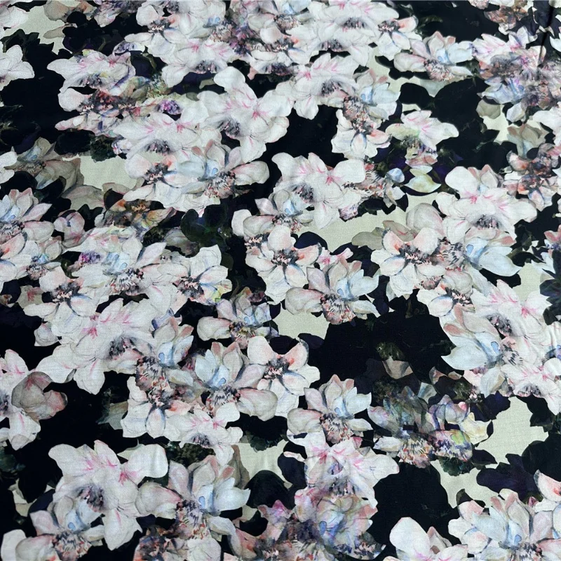 

Ткань из 100% тутового шелка, креп-шелковая ткань 16 Momme, черная, с белым цветочным принтом, ширина 136 см, 53,5 дюйма, по дворам, JN216