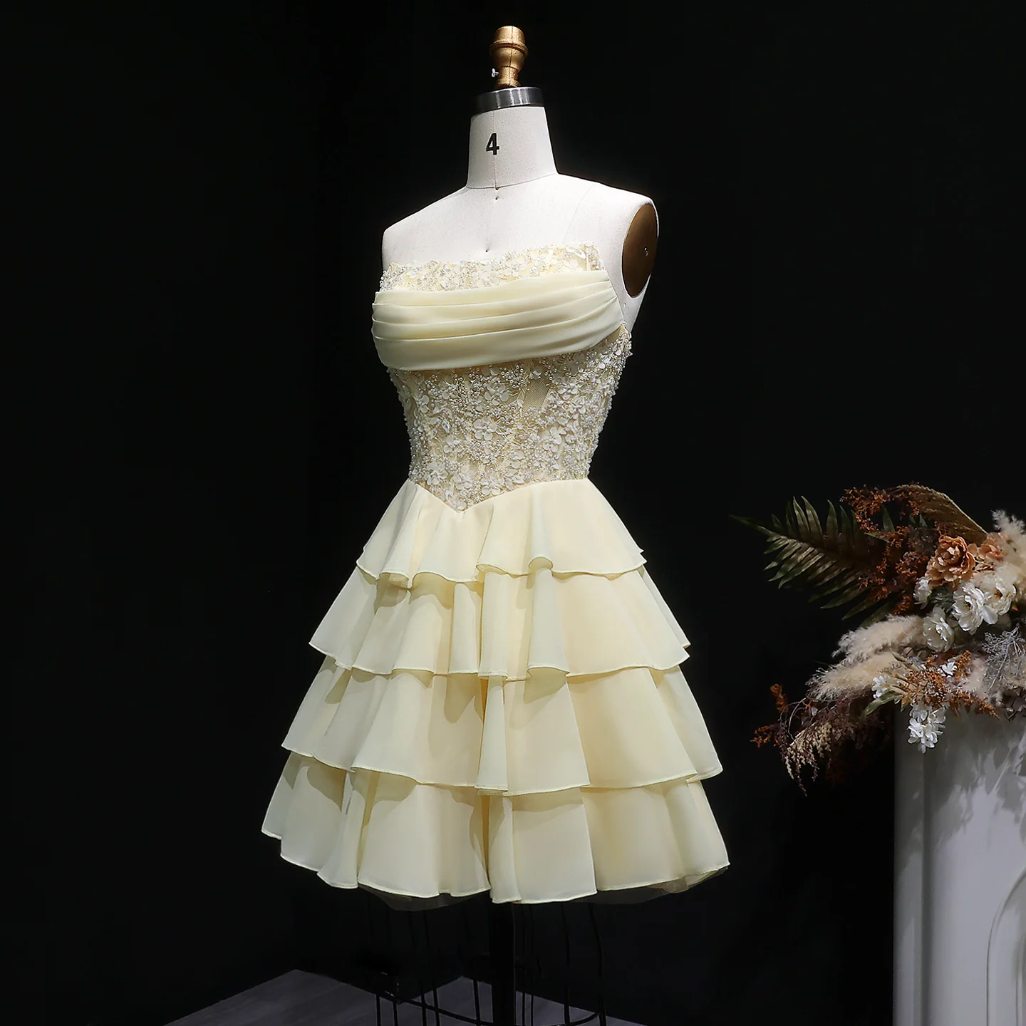 Sharon Said Gelbes trägerloses Homecoming-Kleid mit Perlenapplikationen, gestuften Rüschen, Chiffon, Dubai, kurzes Cocktail-Partykleid RM143, maßgeschneidert – Detail 6