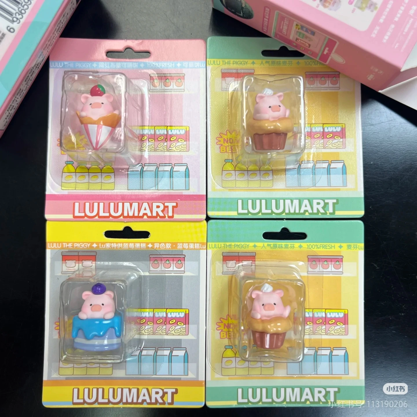 กล่องสุ่มของเล่นสุดฮิต ตุ๊กตาหมูลูลู่จิ๋ว ซีรีส์ร้านสะดวกซื้อ น่ารัก กล่องเซอร์ไพรส์ ของตกแต่งโต๊ะทำงาน