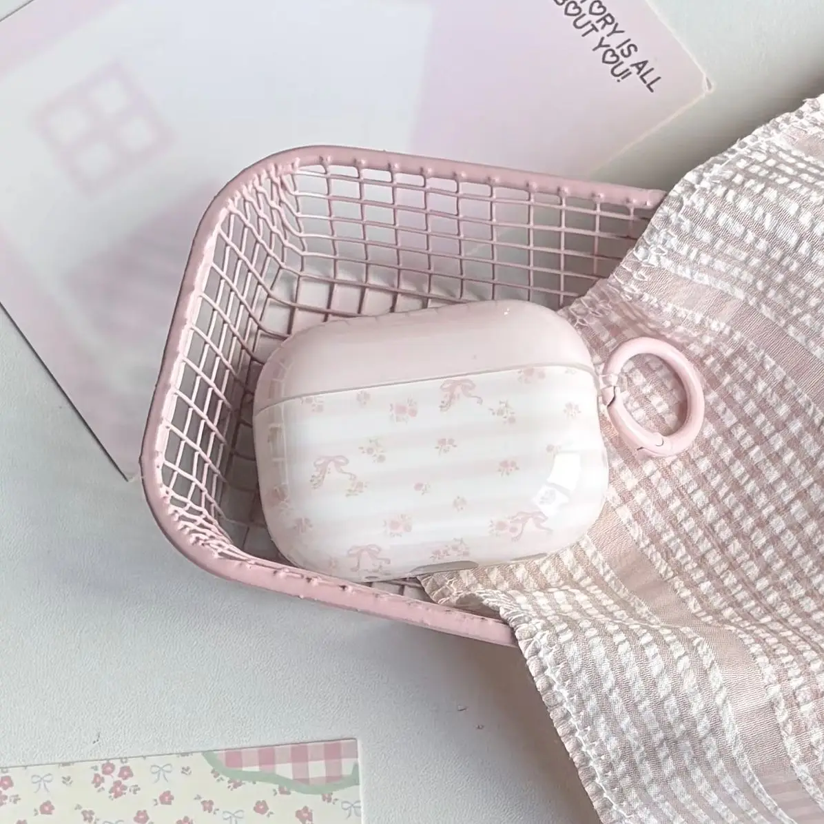 Süße, niedliche, rosa, mit Blumenmuster und Schleife versehene, horizontale Streifen-Design-Kopfhörerhülle in Weiß für AirPods 1 2 3 4 5 Pro Pro2 Pro3