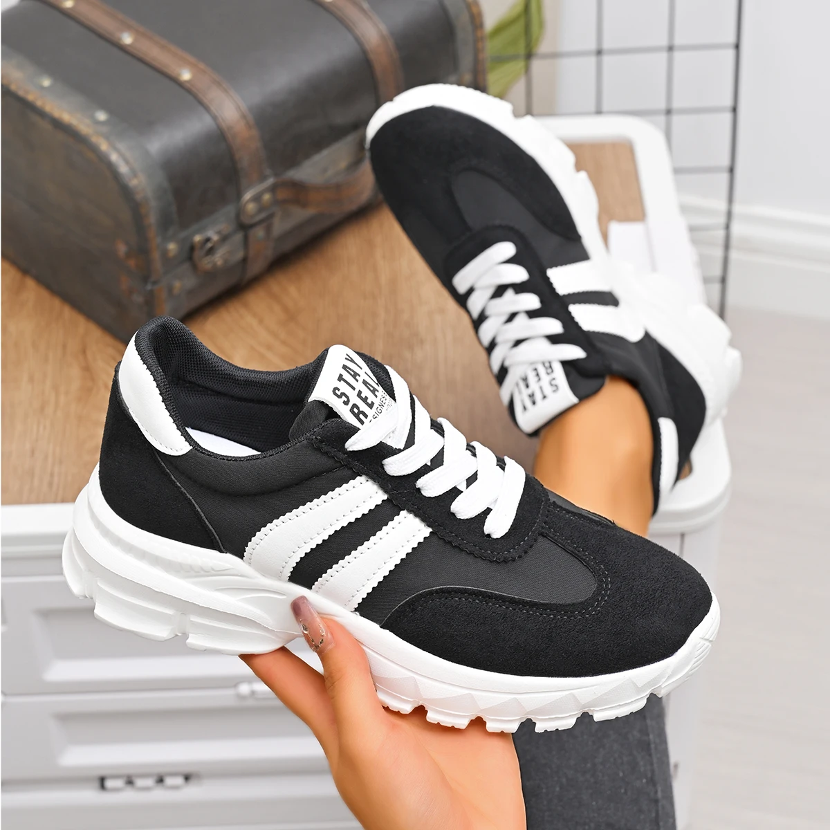 

Women Anti-slip Sneakers 2025 New Casual Light Flat Sneakers Women Outdoor Autumn Shoes Brand Luxury Vulcanize Shoes Women