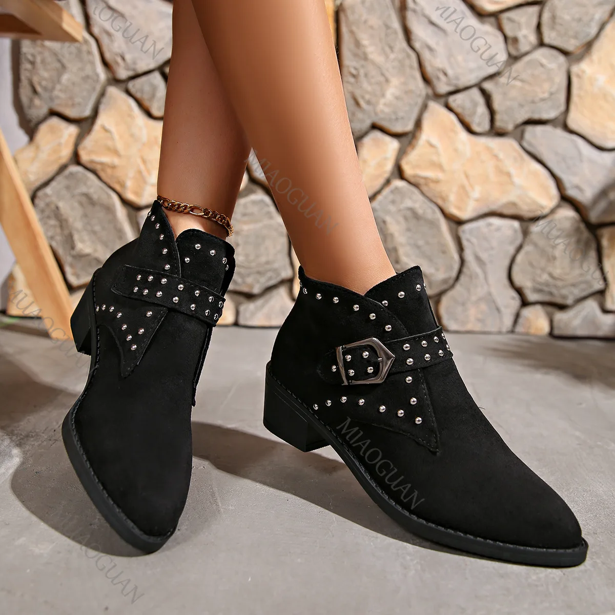 Dames motorlaarzen, suède, punkstijl met studs, spitse neus, riemgesp, dikke hak_voghion.com