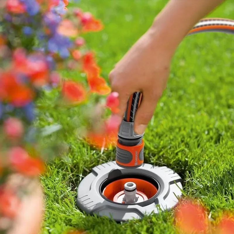 Take the quick water intake valve, water intake device, landscaping, garden watering, and insert the lawn joint.