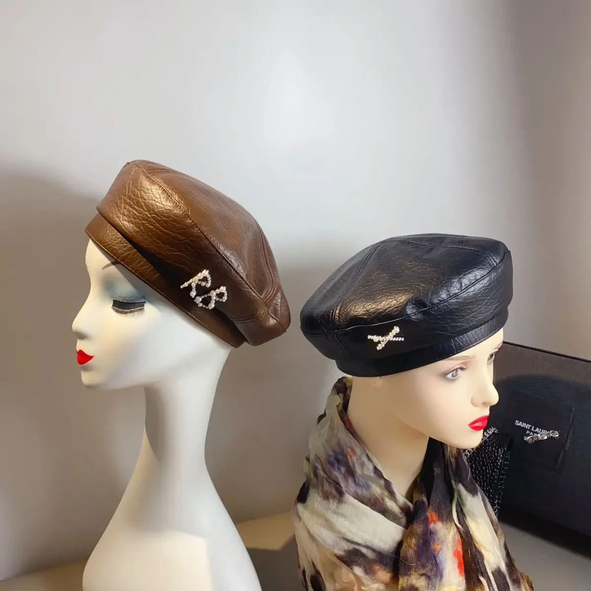 Leather Beret for Men and Women, Autumn/Winter Vintage Painter\'s Cap with Flat Top, Beret with Pearl Letter and Litchi Pattern