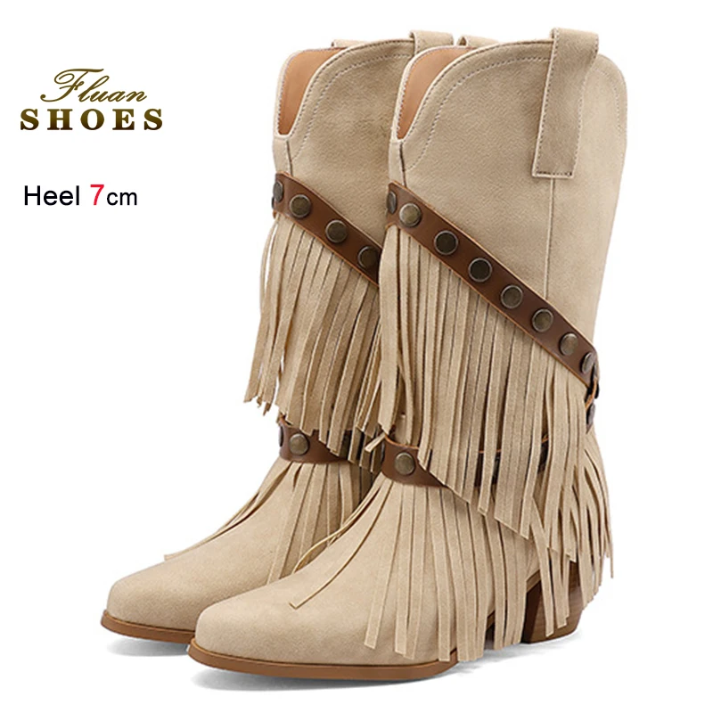 

Весенне-осенние женские сапоги до середины икры абрикосового цвета с бахромой, на толстом каблуке 7 см, с острым носком, с заклепками, в стиле рыцарских и ковбойских сапог CD