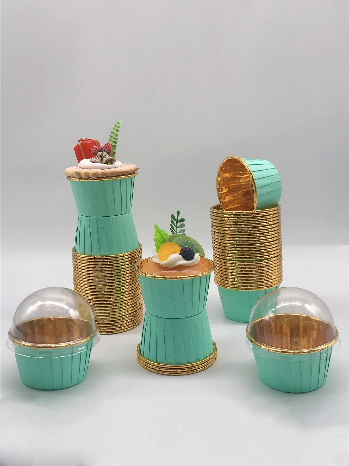 Set van 50 stuks wegwerp papieren cupcakevormpjes met deksels, wegwerp muffinvormpjes, hittebestendige glanzende cupcakevormpjes, bakvormpjes