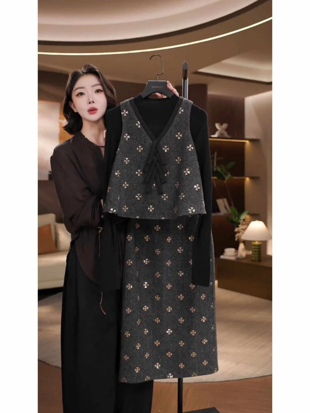 

Комплект женской одежды больших размеров: модный жилет, базовая футболка и юбка. Новинка весеннего сезона. Повседневная одежда в стиле «Маленькая Франция».