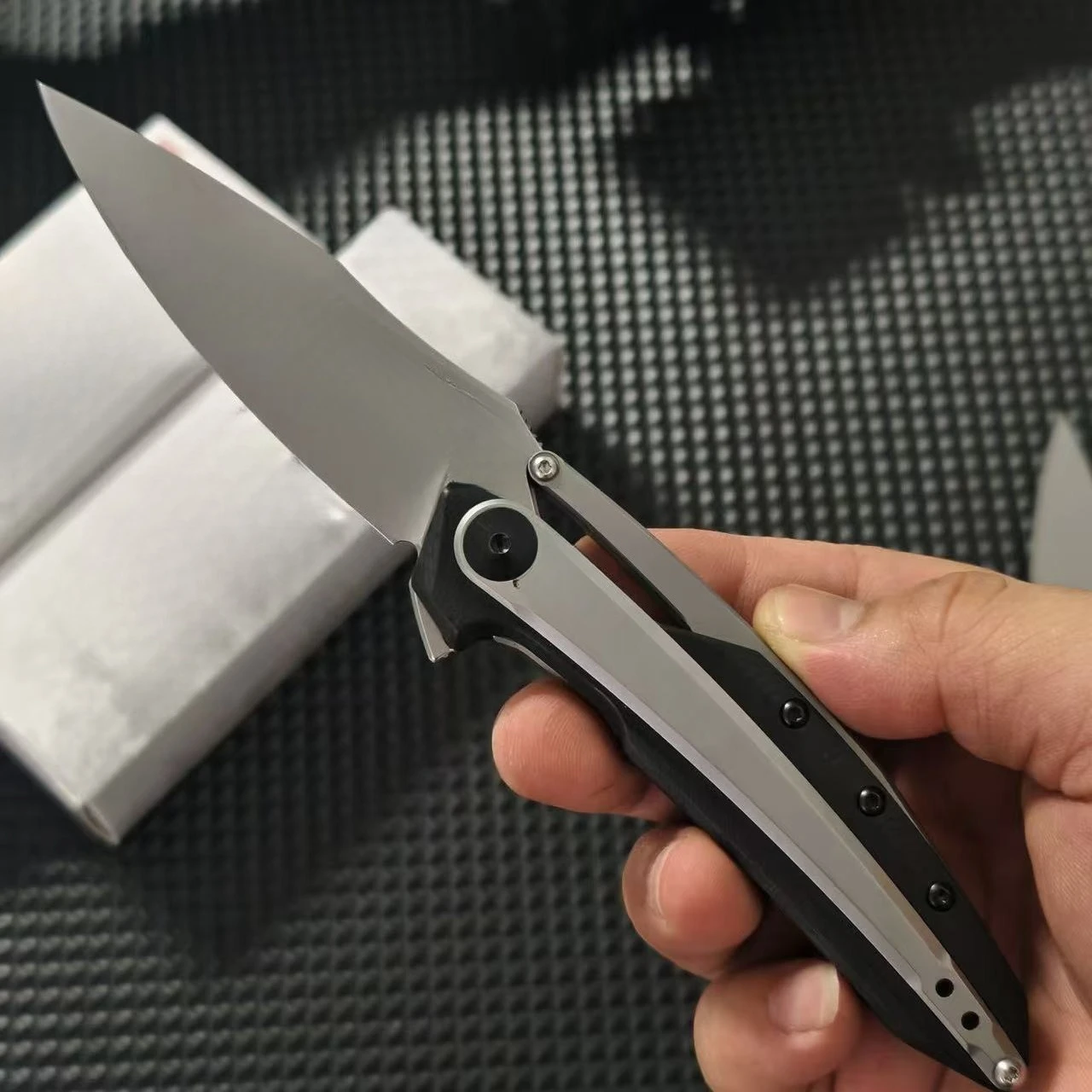 جودة عالية Z T 0990 BladeMaterial: D2 HandleMaterial: 420 ألياف الكربون الصلب قائمة جديدة للتخييم في الهواء الطلق سكين جيب رائع