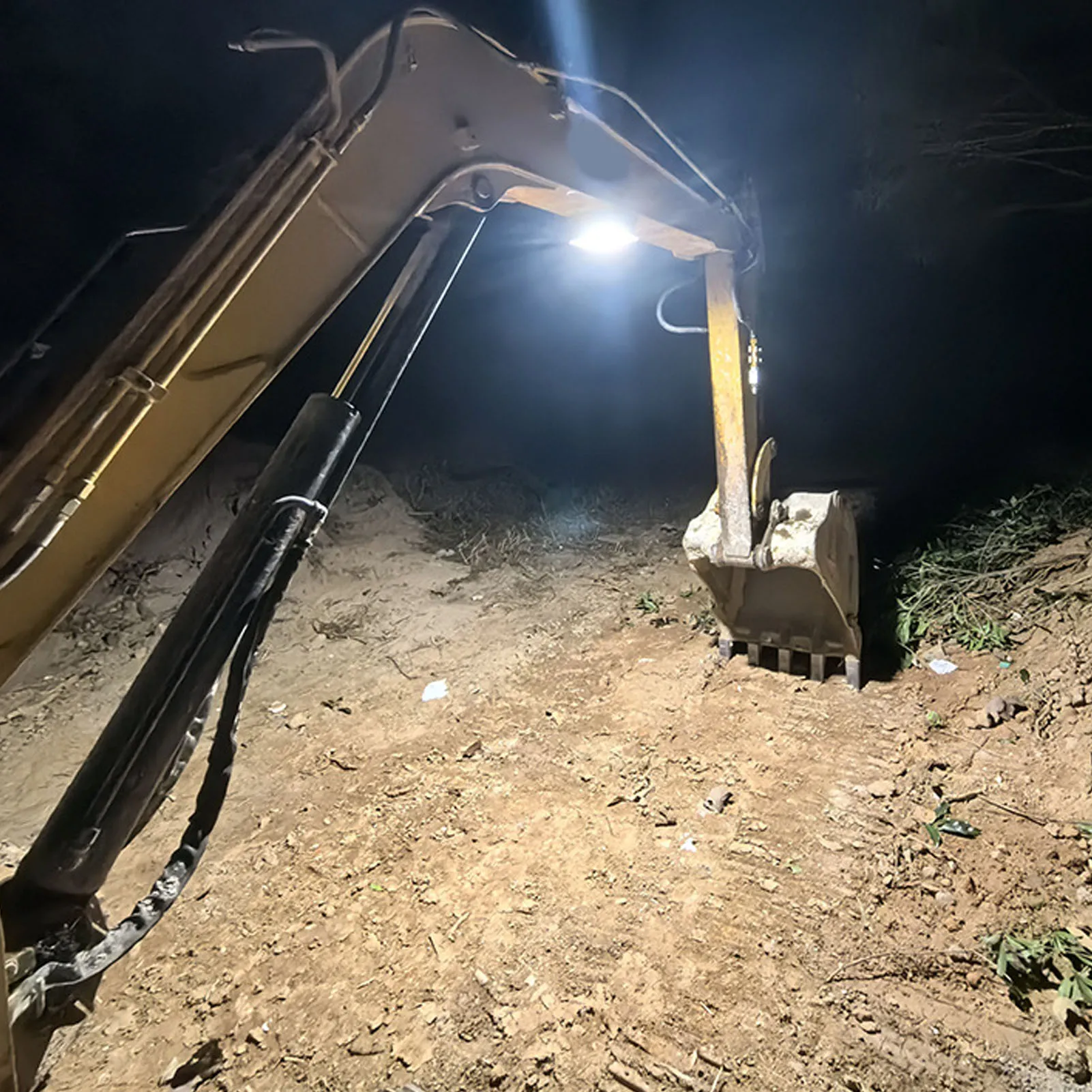 Lampu Kerja Lipat IP65 Tahan Air Maksimum 1300LM Pengisian Daya Tipe C Lampu Sorot LED 3 Tingkat Pencahayaan untuk Berkemah Mendaki di Luar Ruangan