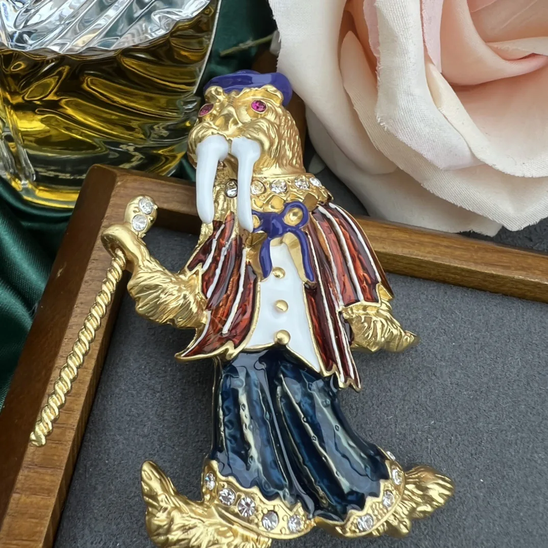 New Creative Seal Sceptre Enmael Middle Pins Brooches For Women Lady Vintage Palace Exquisite Aniamal Badges Suit Office Pines