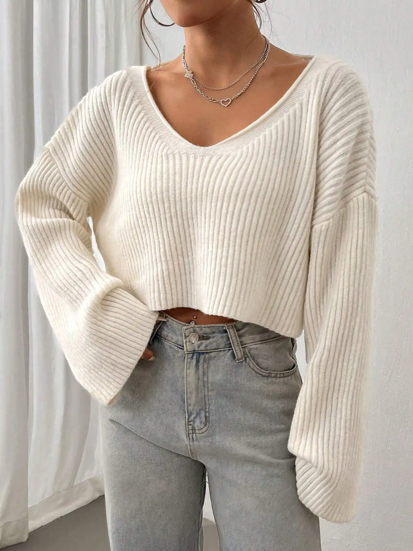 سترة متماسكة قصيرة مضلعة ذات أكتاف منسدلة بلون سادة، بلوزة بأكمام طويلة #5