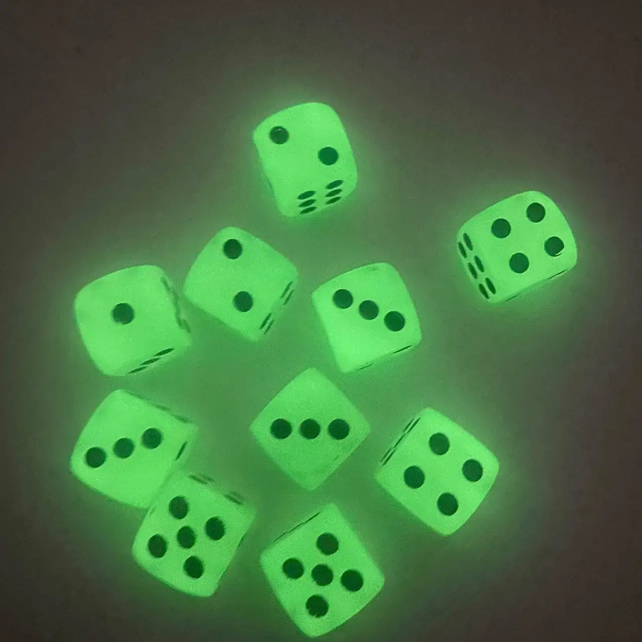 High Quality 10Pieces/Set 14mm Luminous Glow In The Dark Acrylic Round Corner 6 Sided D6 Point Dice For Family Board Games