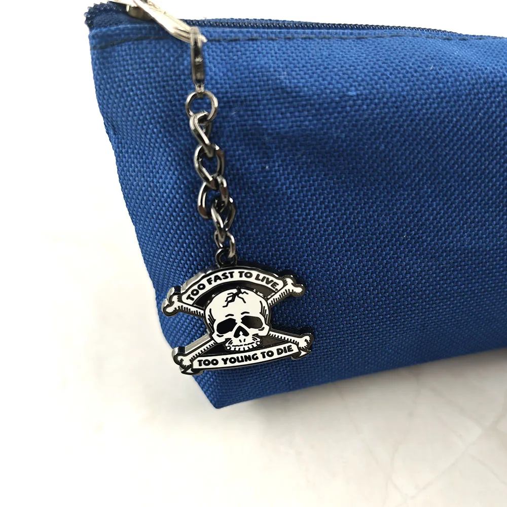 Zu schnell, um zu leben, zu jung, um zu sterben Schlüsselanhänger Vintage Punk Rock Totenkopf Kreuzbeine Metall Schlüsselring Gothic Taschen- und Autoanhänger Geschenk – Detail 10