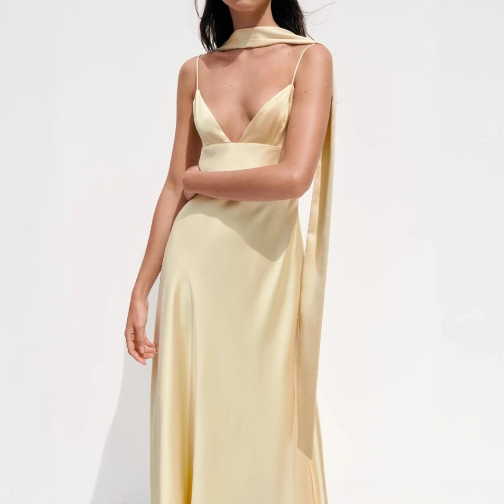 Vêtements pour femmes, nouvelle robe d'été à bretelles fendue avec écharpe en Satin, tempérament à la mode, 2025