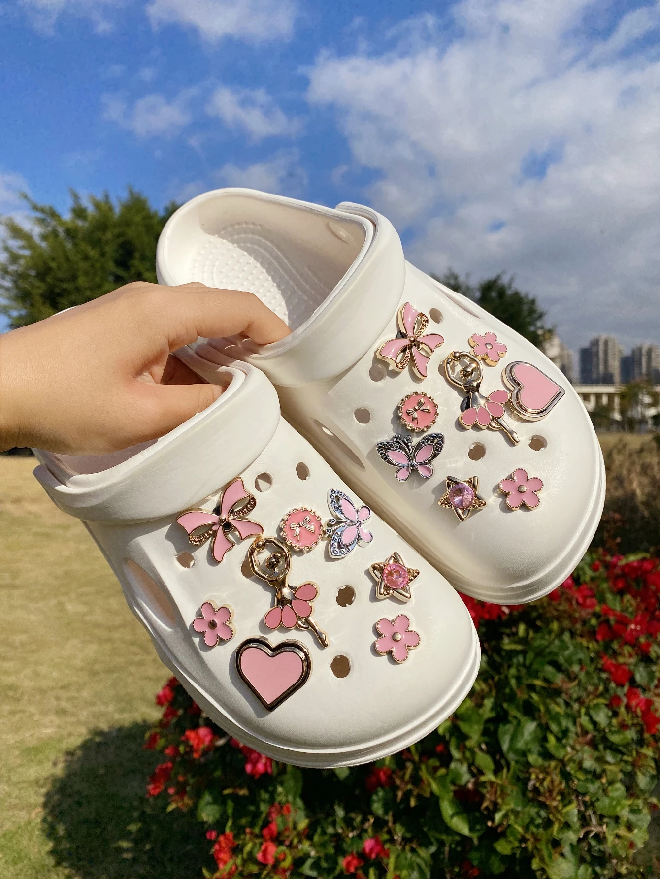 16 chica bailando rosa de moda, corazón, mariposa, estrella de cinco puntas, lazo, accesorio de crocs de flores, flor de zapato ABS, decoración DLY