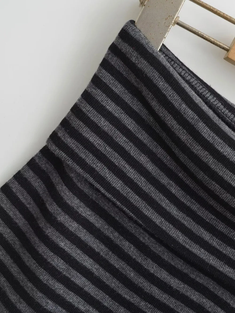 Neue gestreifte Shorts mit niedriger Taille, gestreiftes Muster, hohe Elastizität, lässige Shorts, bequeme kurze Shorts für Damen – Detail 3