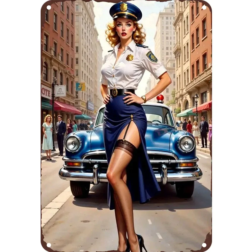 Vintage 2D Metall-Blechschild - Wunderschöne Blondine in Retro-Polizeiuniform mit Klassischem Auto auf Stadtstraßen-Wanddekoration
