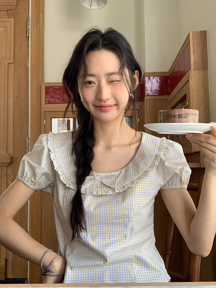 Elegancka, letnia, słodka, młodzieżowa bluzka w kratę z bufiastymi rękawami, kołnierzykiem typu \"doll\", drewnianym węzłem i uniwersalnymi możliwością noszenia.