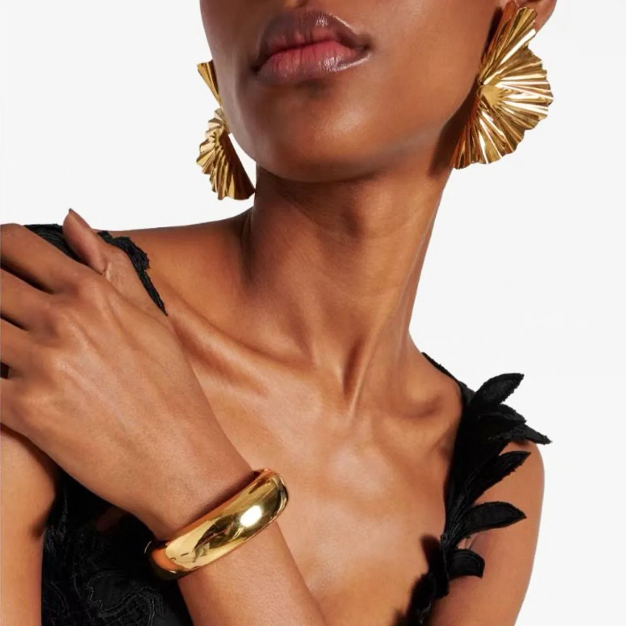 New Exaggerated Retro Style Geometric Fan-Shaped Metal Ear Clip Earrings For Women's Parties Gifts Timeless Gem Vault