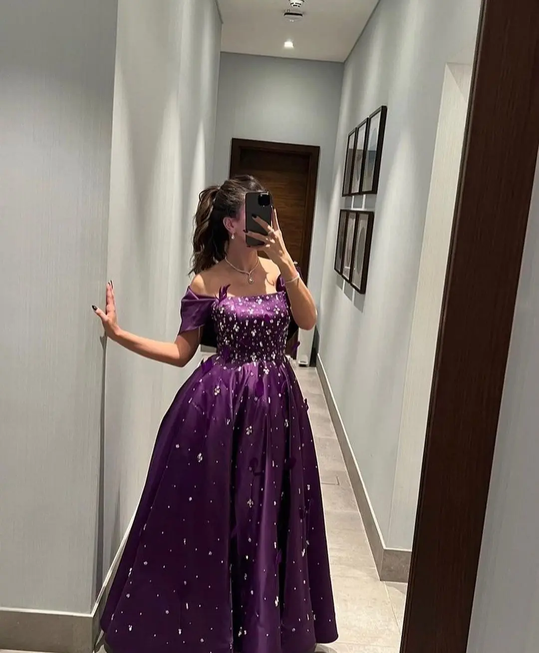 ที่กําหนดเองอย่างเป็นทางการผู้หญิงชุดราตรี Dressea ลูกปัดคริสตัลสีม่วงปิดไหล่ประกาย Ball Gowns กับขน A-Line Party Dress