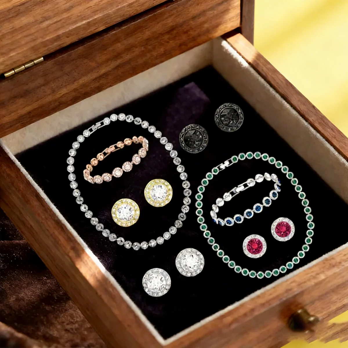 

Винтажный модный комплект украшений с бриллиантами круглой огранки: колье, браслет, серьги. Классический универсальный набор для повседневной носки, вечеринок, работы, праздников. Отличный подарок.