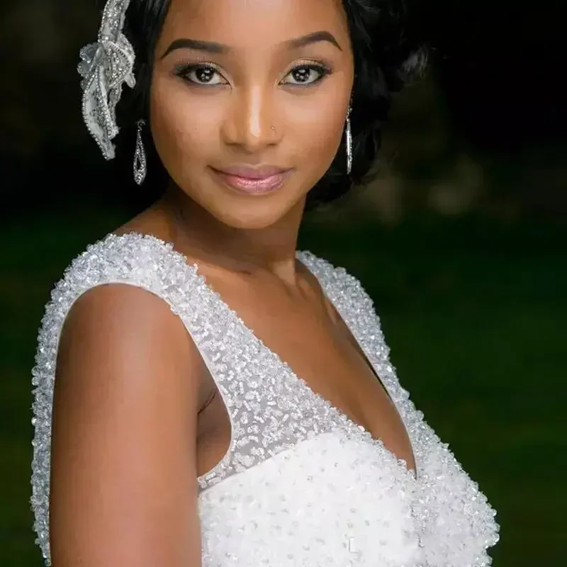 ชุดแต่งงานทรงเมอร์เมดสไตล์แอฟริกันแบบสั่งตัดพิเศษ ไซส์พลัส ประดับด้วยลูกปัดวิบวับ คอวีลึก สำหรับเจ้าสาวผิวสี